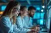 Helles, stimmungsvolles Porträt eines jungen, internationalen Forscherteams in einem modernen Labor mit natürlichen Lichtreflexen, das konzentriert an Quantencomputern arbeitet und dabei eine Atmosphäre von Aufbruch, Innovation und freundlicher Zusammenarbeit vermittelt.