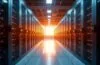 Ein hell erleuchteter, moderner Serverraum mit glänzenden, intelligent angeordneten Supercomputer-Racks, in dem warmes, einladendes Tageslicht sanft auf die hochmoderne Technologie fällt und sowohl die technische Präzision als auch den Innovationsgeist Europas strahlen lässt.