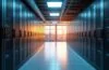 Ein hell erleuchteter, moderner Serverraum zeigt detailreich die kühle Eleganz flüssigkeitsgekühlter Rechenzentrumstechnologie, während warmes Tageslicht sanft durch große Fenster fällt und so eine einladende Atmosphäre innovativer Nachhaltigkeit und zukunftsweisender Effizienz schafft.