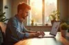 Ein helles, einladendes Büro mit natürlich warmem Sonnenlicht durch große Fenster, in dem ein junger, konzentrierter E-Commerce-Experte an einem modernen Laptop arbeitet, während auf dem Bildschirm schemenhaft dynamische Diagramme und Produktempfehlungen zu erkennen sind – ein Sinnbild für die smarte KI-gestützte Revolution im Onlinehandel.