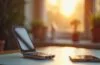 Ein hell erleuchteter, moderner Arbeitsplatz mit einem elegant aufgeklappten, kompakten Flip-Smartphone in sanfter Handhaltung, umgeben von warmem Tageslicht und dezenten Accessoires, die eine freundliche und zukunftsorientierte Stimmung vermitteln.