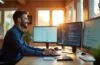 Ein strahlend hell erleuchteter, moderner Arbeitsplatz mit einem lächelnden Entwickler vor mehreren großen Monitoren, die in natürlichem Tageslicht einen klaren Blick auf komplexe Container- und Debugging-Dashboards bieten, umgeben von minimalistischer Technik in warmen Holztönen und sanftem Sonnenlicht, das eine Atmosphäre von Produktivität, Fortschritt und kreativer Zusammenarbeit vermittelt.