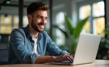 Ein lächelnder Entwickler in einem modernen, hellen Büro arbeitet konzentriert am Laptop, umgeben von warmem Tageslicht und minimalistischer Technik, die Sicherheit und Fortschritt in der Webentwicklung symbolisiert.