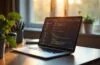 Ein heller, freundlicher Arbeitsplatz mit einem modernen Laptop, auf dessen Bildschirm klar strukturierter Code und übersichtliche Testläufe in einer Entwicklerumgebung sichtbar sind, umgeben von warmem Tageslicht, das eine konzentrierte und zugleich einladende Atmosphäre für die sichere Entwicklung und Prüfung von Cloud-Policies schafft.