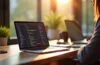 Ein sonnendurchfluteter Arbeitsplatz mit einem modernen MacBook, dessen Bildschirm eine farbenfrohe, übersichtliche Git-Branch-Visualisierung zeigt, umgeben von entspannten Entwicklern in warmem, natürlichem Licht, das eine freundliche und produktive Atmosphäre ausstrahlt.