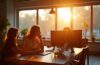Ein hell erleuchtetes, modernes Büro mit jungen Kreativen, die entspannt vor Bildschirmen arbeiten, während warme Sonnenstrahlen durchs Fenster fallen und den Geist von Innovation, Künstlicher Intelligenz und digitaler Kurzvideo-Kreativität einfangen.