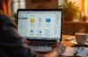 Ein heller, einladender Arbeitsplatz eines kreativen Mac-Nutzers mit geöffnetem MacBook, auf dessen Bildschirm eine übersichtliche, modern gestaltete Dateiverwaltungssoftware in warmem Tageslicht strahlt, umgeben von organisch arrangierten Notizblöcken und einer Tasse Kaffee, die eine produktive und inspirierende Arbeitsatmosphäre voller technischer Präzision und menschlicher Wärme vermittelt.