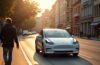 Ein sonnendurchfluteter urbaner Straßenabschnitt mit einem glänzenden, weißen Tesla, dessen Kameras klar erkennbar sind, während Passanten entspannt und achtsam vorbeigehen – ein stimmungsvolles Spiel aus Licht und Schatten vermittelt zugleich technische Präzision und menschliche Nähe im Spannungsfeld von Sicherheit und Datenschutz.