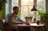 Ein lichtdurchflutetes, freundliches Home-Office-Setting mit einem entspannten Entwickler, der konzentriert an einem modernen Laptop arbeitet, umgeben von smarten Geräten und Pflanzen – ein einladendes Ambiente, das Offenheit, Gemeinschaft und technologische Innovation im Open-Source-Umfeld von openHAB lebendig vermittelt.