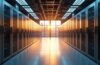 Ein hell erleuchteter moderner Serverraum mit glänzenden, schwarz-silbernen Rechenzentrumseinheiten, in dem warmes, natürliches Tageslicht sanft durch große Fenster fällt und die hochmoderne Technik eine Atmosphäre von Zuverlässigkeit, Innovation und nachhaltiger Digitalwirtschaft vermittelt.