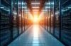 Ein hell erleuchteter, moderner Rechenzentrumsgang mit glänzenden Serverracks, durch das warmes Tageslicht fällt und das eine ruhige, zukunftsweisende Atmosphäre voller technischer Präzision und Nachhaltigkeit ausstrahlt.
