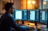 Ein hell erleuchteter Arbeitsplatz mit einem konzentrierten IT-Experten vor mehreren Bildschirmen, die komplexe PDF-Dokumente und Sicherheitssoftware zeigen, umgeben von warmem Tageslicht und einer freundlichen, vertrauensvollen Atmosphäre.