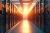 Ein sonnendurchflutetes Rechenzentrum mit modernen Serverracks, in dem ein engagiertes Team konzentriert an innovativen IT-Lösungen arbeitet, während warme Tageslichtstrahlen die Szenerie freundlich und lebendig erscheinen lassen – Sinnbild für zukunftsorientierten Ausbau und verantwortungsvolle Bewältigung der globalen Speicherkrise.