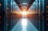 Ein hell erleuchteter, moderner Serverraum mit klaren Linien und warmem Tageslicht, in dem Technikexperten konzentriert an hochmodularen Hyperscale-Serverracks arbeiten und so die dynamische Skalierbarkeit der digitalen Zukunft lebendig verkörpern.