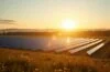 Ein sonnendurchfluteter Solarpark in weiter Landschaft, im Vordergrund modern gestaltete, glänzende Energiespeicher in harmonischer Anordnung, die gemeinsam mit der strahlenden Sonne warme Hoffnung auf eine nachhaltige und technologisch fortschrittliche Zukunft ausstrahlen.
