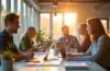 Ein strahlendes, natürlich beleuchtetes Büro mit einem motivierten Team unterschiedlicher Fachleute, die in einem modernen Innovationslabor angeregt an nachhaltigen Technologien und KI-Projekten arbeiten, während durch große Fenster warmes Tageslicht fällt und eine optimistische, zukunftsweisende Atmosphäre schafft.