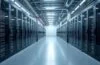 Ein modernes Hyperscale-Rechenzentrum mit eleganten, hochdichten Serverracks, sanft von natürlichem Tageslicht durchflutet, in dem kühle Flüssigkeitsleitungen und modulare Stromverteilersysteme harmonisch zusammenwirken und eine Atmosphäre von zukunftsweisender Technologie und nachhaltiger Effizienz ausstrahlen.