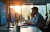 Ein modernes, hell erleuchtetes Büro mit konzentrierten IT-Managern, die an Laptops und Bildschirmen komplexe Server-Daten analysieren, umgeben von warmem Tageslicht und einem aufgeräumten, professionellen Ambiente, das Entschlossenheit und verantwortungsbewusste Sicherheit symbolisiert.