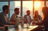 Ein sonnendurchflutetes, modernes Büro mit entspannt lächelnden jungen Finanzexperten in smart-casual Kleidung, die vor Bildschirmen mit dynamischen, farblich warmen Diagrammen und Kryptowährungssymbolen zusammensitzen und lebhaft diskutieren – ein Bild voller natürlicher Lebendigkeit, das Optimismus und die emotionale Höhen und Tiefen der Krypto-Welt einfängt.