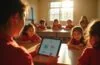 In einem hell erleuchteten Klassenzimmer in El Salvador sitzen neugierige Schülerinnen und Schüler verschiedener Altersgruppen an Tischen, während eine engagierte Lehrerin mit einem Tablet lächelnd moderne KI-gestützte Lerninhalte zeigt – die warme Nachmittagssonne umspielt das Szenenbild und verleiht dem Moment eine einladende, hoffnungsvolle Atmosphäre zwischen Tradition und digitaler Zukunft.