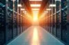 Ein modernes Rechenzentrum in strahlendem Tageslicht, dessen glänzende Serverräume von warmem Sonnenlicht durchflutet werden, während technisch versierte Fachleute mit konzentrierter Freundlichkeit beisammenstehen und die Zukunft der Branche in einem dynamischen, aber harmonischen Arbeitsumfeld gestalten.