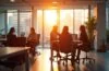 Ein hell erleuchtetes, modernes Büro mit entspannten IT-Expert:innen in lebendiger Diskussion vor großen Fenstern, durch die warmes Tageslicht strömt und die innovative Atmosphäre von Multicloud-Netzwerkdiensten lebendig spürbar macht.