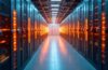 Ein warm beleuchtetes, modernes Rechenzentrum mit sanft strahlenden Serverracks und dezentem Fokus auf futuristische, kryogene Kühltechnik, in natürlichem Tageslicht eingefangen, vermittelt Fortschritt und Innovation im Zeitalter des Quantencomputings.