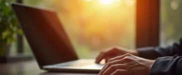 Ein hell erleuchteter, moderner Arbeitsplatz mit einem aufgeschraubten Laptop und einer handlichen SSD-Festplatte in warmer Nachmittagssonne, während die Hände einer Person sorgsam die Technik inspizieren und so Bild und Vertrauen in Datensicherheit und verantwortungsbewusste Pflege vermitteln.