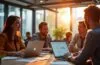 Ein hell erleuchtetes, modernes Büroambiente in einem Berliner Tech-Hub, in dem ein dynamisches Team aus Webentwicklern und Beratern konzentriert an digitalen Systemen arbeitet, um mit offenen Laptops und lebendigen Gesprächen die nahtlose Verbindung von Kundengewinnung und Prozessoptimierung zu gestalten – eingefangen in warmem Tageslicht mit realistischen Details, die Kreativität und strategische Zusammenarbeit authentisch einfangen.