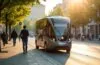 Ein sonnendurchfluteter, moderner Moia-Shuttle steht ruhig an einer urbanen Hamburger Straßenecke, umgeben von neugierigen Passanten und grünen Bäumen, während natürliche Tageslichtreflexe sanft die glänzenden Sensoren und Kameras des autonomen Fahrzeugs betonen und so die spannende Verbindung von Hightech und lebendiger Stadtrealität mit optimistischer Wärme einfangen.