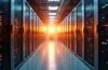 Eine sonnendurchflutete Hightech-Rechenzentrums-Innenaufnahme mit glänzenden Flüssigkühlungsmodulen und vernetzten Serverracks, die in warmem, natürlichem Licht eine zukunftsweisende Atmosphäre von Innovation, Nachhaltigkeit und technologischem Fortschritt ausstrahlt.