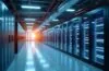 Ein modernes Rechenzentrum in hellem Tageslicht, das mit klar sichtbaren, glänzenden Flüssigkeitskühlleitungen und hochentwickelten Serverracks eine zukunftsorientierte Technologie-Atmosphäre ausstrahlt, umgeben von warmem, einladendem Licht und einem Gefühl von Innovation und nachhaltiger Effizienz.