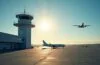 Ein strahlend heller, sonnendurchfluteter Kontrollturm eines europäischen Flughafens mit modernen Flugzeugen im Start- und Landeanflug, wo Piloten konzentriert am Cockpit sitzen und das weite, klare Himmelsblau eine ruhige, hoffnungsvolle Atmosphäre der Sicherheit und technologischen Herausforderung schafft.