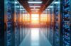 Ein hell erleuchteter, moderner Rechenzentrumsraum mit glänzenden Serverracks, in denen innovative Flüssigkeitskühlungssysteme durch transparente Rohrleitungen zu sehen sind, eingefangen in warmem Tageslicht, das eine freundliche und zukunftsorientierte Atmosphäre voller Fortschritt und nachhaltiger Technologie vermittelt.