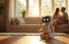 In einem hell erleuchteten, freundlichen Wohnzimmer steht ein niedlich-designter Haushaltsroboter mit großen, leuchtenden Augen und geschwungenen Armen neben einer entspannten Familie, während sanftes Tageslicht durch große Fenster fällt und die Szene mit warmen, einladenden Farbtönen erfüllt.