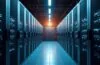 In einem hell erleuchteten, modernen Rechenzentrum steht ein schlankes, futuristisches Server-Rack mit AMDs Helios-Technologie im Fokus, umgeben von warmem Tageslicht und Technikern in freundlicher Arbeitsatmosphäre, die konzentriert den Wettkampf im KI-Hightech-Bereich symbolisiert.