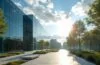 Ein strahlend heller, klarer Morgen auf einem modernen Tech-Campus in Kalifornien, wo vor einer Glasfassade zwischen grünen Bäumen und blauen Himmel kraftvoll und zugleich harmonisch ein futuristisches Rechenzentrum und sanft dampfende, metallisch glänzende, modular gebaute Atomreaktor-Module im natürlichen Sonnenlicht zu sehen sind – ein Bild voller Zuversicht und Aufbruchsstimmung zwischen digitaler Innovation und nachhaltiger Energiewende.