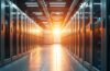 Ein hell erleuchteter, moderner Serverraum mit klar erkennbaren Flüssigkühlleitungen und glänzenden Metallflächen, durchflutet von warmem Sonnenlicht, das eine Atmosphäre von technischer Präzision und nachhaltiger Innovation schafft.