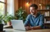 Ein lichtdurchflutetes, modernes Büro mit warmem Holz und Pflanzen, in dem ein konzentrierter IT-Experte mit freundlichem Lächeln am Laptop sitzt und behutsam eine komplexe Automatisierungssoftware prüft – ein harmonisches Bild von digitaler Innovation und verantwortungsbewusster Sicherheit.