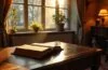 Ein warm beleuchtetes, zeitlos elegantes Arbeitszimmer im viktorianischen Stil mit offenem, antikem Buch auf einem hölzernen Schreibtisch, sanftes Tageslicht fällt durch große Fenster, während eine historische Schreibfeder und vergilbte Pergamentseiten die Atmosphäre einer lebendigen digitalen Zeitreise einfangen.