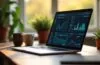 Ein warm beleuchteter, modern eingerichteter Arbeitsplatz mit einem sorgfältig platzierten Laptop-Bildschirm, der ein Netzwerksicherheits-Dashboard zeigt, umgeben von vertrauten Alltagsgegenständen wie einer Tasse Kaffee und grünen Pflanzen, während sanftes Tageslicht durch ein Fenster fällt und eine Atmosphäre von Kontrolle, Vorsicht und technischer Verantwortung vermittelt.