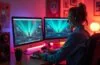 Ein lichtdurchflutetes, warmes Büro mit modernen Computermonitoren, auf denen farbenfrohe, retro-inspirierte Webseiten im lebendigen 90er-Jahre-Stil zu sehen sind, während eine Person entspannt lächelnd vor dem Bildschirm sitzt und kreative Ideen fürs Webdesign von damals in die Gegenwart überträgt.