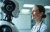 In einem hell erleuchteten, modernen Labor wirkt ein humanoider Roboter mit sanften Gesichtszügen aufmerksam und präsent, während eine Expertin ihn mit freundlichem Lächeln unter natürlichem Tageslicht prüfend betrachtet – eine harmonische Szene, die technologische Innovation und menschliche Fürsorge vereint und zugleich die sensible Herausforderung von Sicherheit und Kontrolle in der Robotik betont.