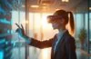 In einem hell erleuchteten, modernen Raum zeigt eine konzentrierte Person mit einem dezent futuristischen Headset und transparentem OLED-Display vor sich, wie sie mit eleganten Handbewegungen eine holografische Benutzeroberfläche steuert, während natürliches Tageslicht warm durch große Fenster fällt und eine Atmosphäre von neugieriger Zuversicht und technologischer Harmonie schafft.